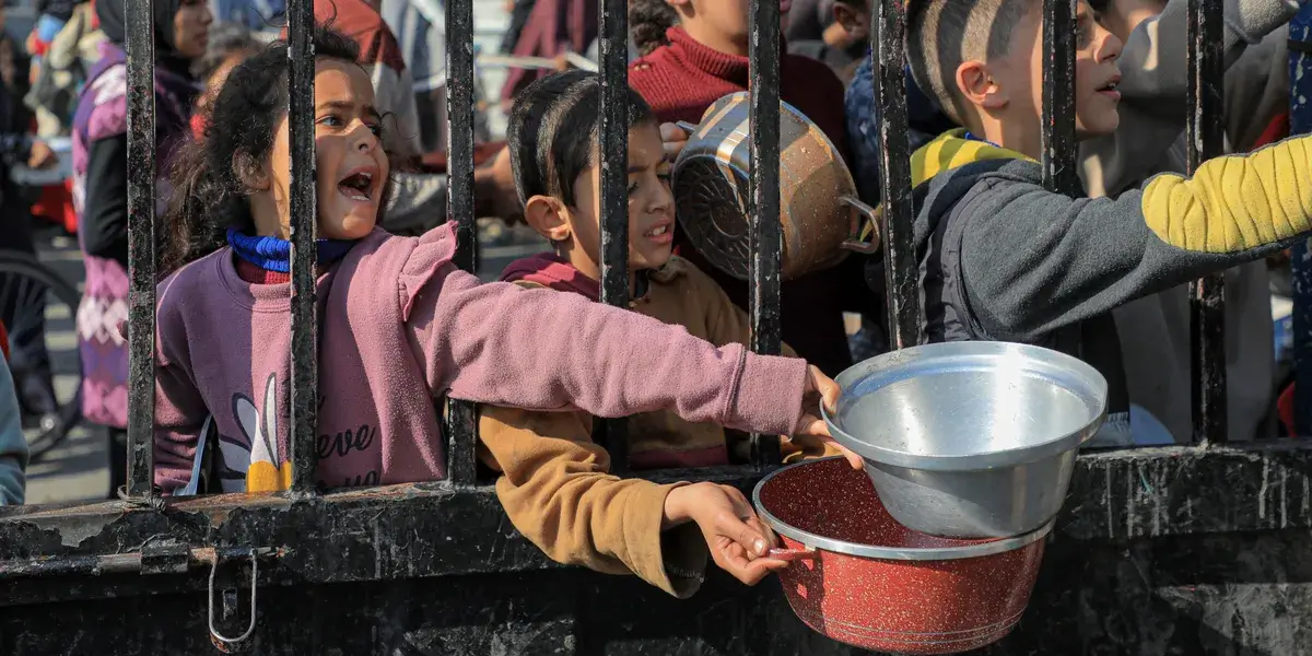 palestinian-children-clamor-for-food-in-gaza